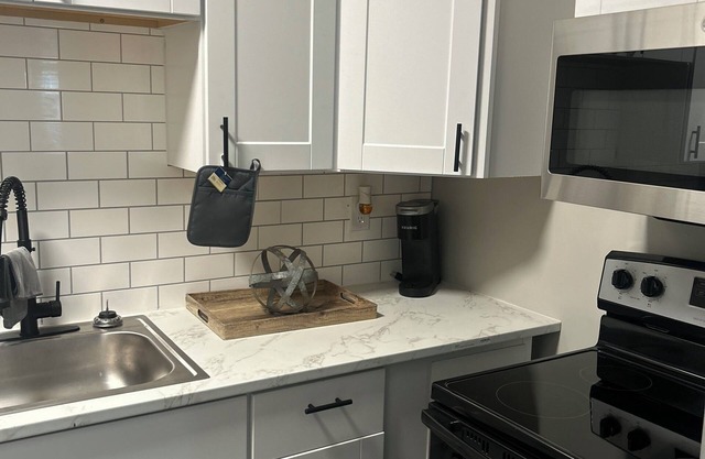 Cozy 2-bedroom with WiFi & Off Street Parking. Near Zoo, Hospitals, Xavier, & UC