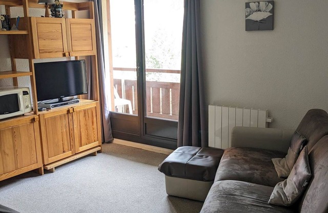 Acogedor apartamento de 2 piezas con cabina, balcón, vistas a pistas, en el centro y cerca de tiendas.