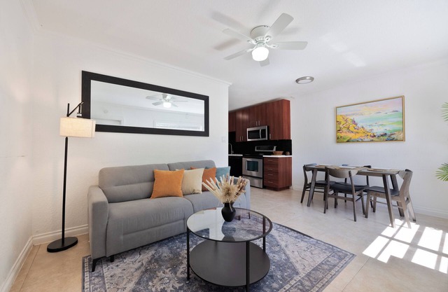 Cozy 2BR/1Bath Oasis Near Las Olas with Backyard