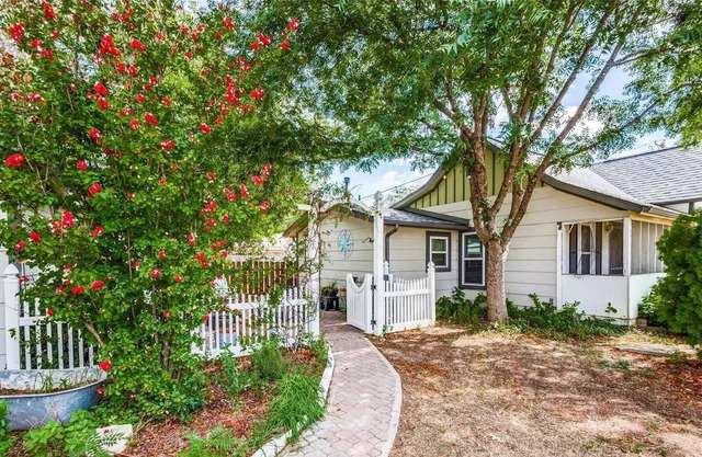 Cozy 2BR, 2Bath Cottage in the heart of Roanoke, walking distance to Oak Street.