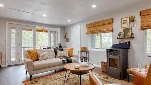 Cozy 2BR Fawnskin Cabin Big Bear Lake Hiking Trails Snow Summit Nearby
