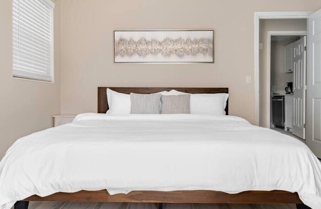 Cozy 2BR | King Beds | Parking | Near Attractions