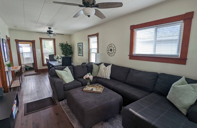 Cozy 3 bed, 1-bath Dog-Friendly Retreat - Perfect for your Next Getaway!