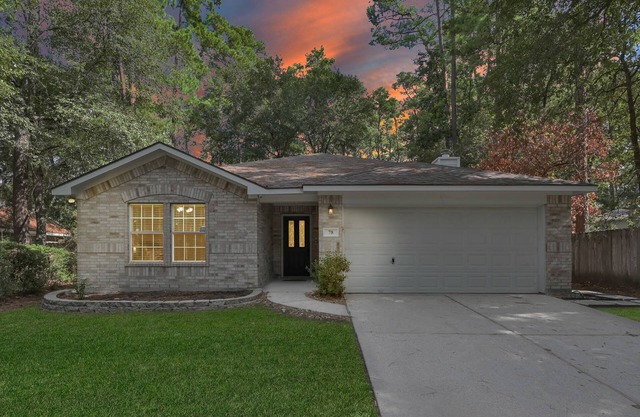 Cozy 3-Bed Woodland Retreat with Firepit, Game Room, and Fully Equipped Kitchen Near Festival