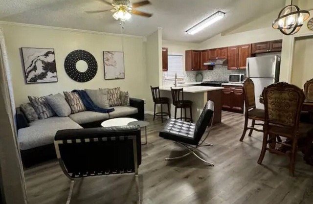Cozy 3 bedroom/2 bathroom house in amazing Orlando!