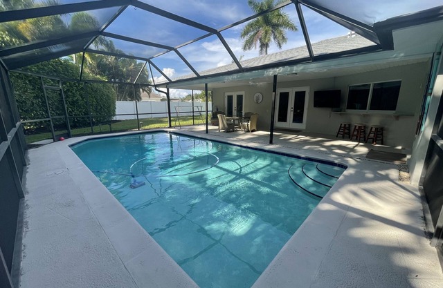 Cozy 3 bedroom bungalow! Fully renovated!