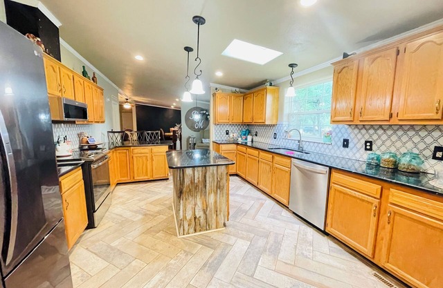 Cozy 3-bedroom mobile home in serene Edmond and animal friendly