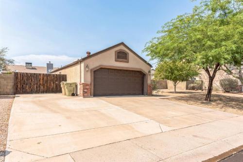 Cozy 3BD Retreat Glendale w RV Parking