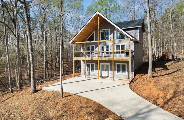 Cozy 4-bedroom cabin with AC, WiFi in Lake Hartwell - Near Clemson