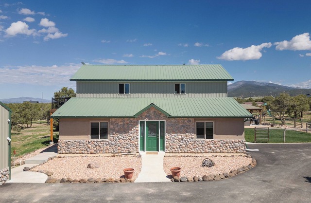 Cozy 4-bedroom house with 3-horse barn in charming Beaver with WiFi