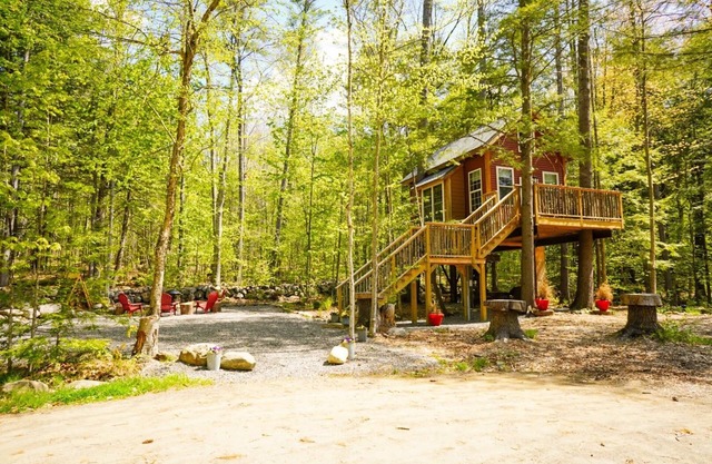 Casa del árbol en Plummer Shores: un refugio acogedor de cuatro estaciones