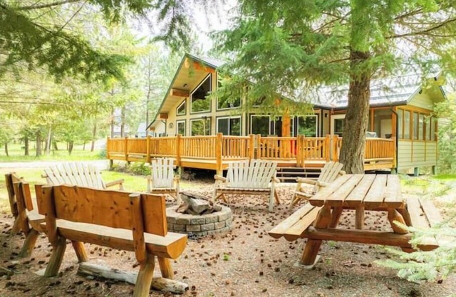 Cozy 5-Bedroom Lake House in Montana