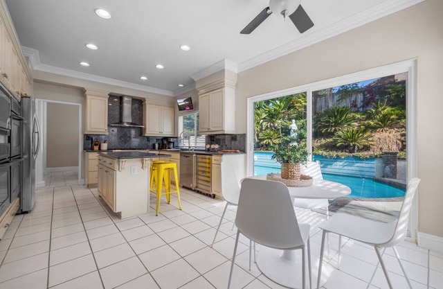 Cozy 5-Bedroom Retreat with Pool, Jacuzzi & Game Room nn