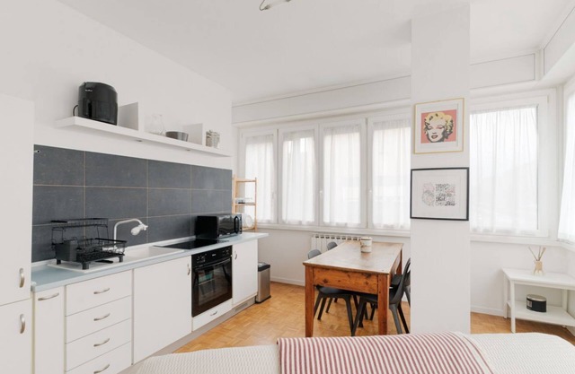 Cozy 78 sqm apartment, able to accommodate up to 4 people, located on the first floor of a building with lift.The property is located 650m from the Famagosta stop of the green metro line M2, which allows you to reach Piazza Duomo, Central Station and Gar