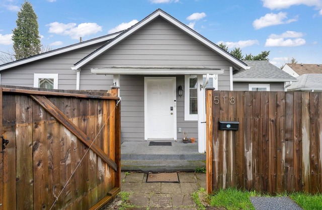 Cozy and 3 mins to Tacoma dome.