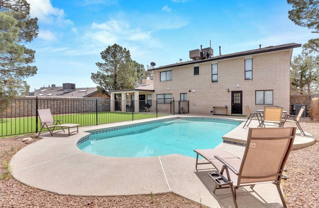 Oasis familiar de 4 habitaciones con piscina y vistas en un vecindario tranquilo