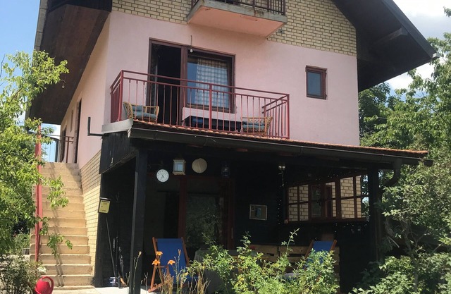 Cozy apartment with terrace, garden and BBQ area, just a 10-min from Zlatar Lake