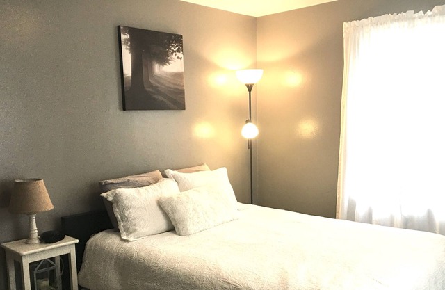 Cozy Apt. WIFI, Monthly Rates, Full Kitchen, near Eastwood Mall, restaurants