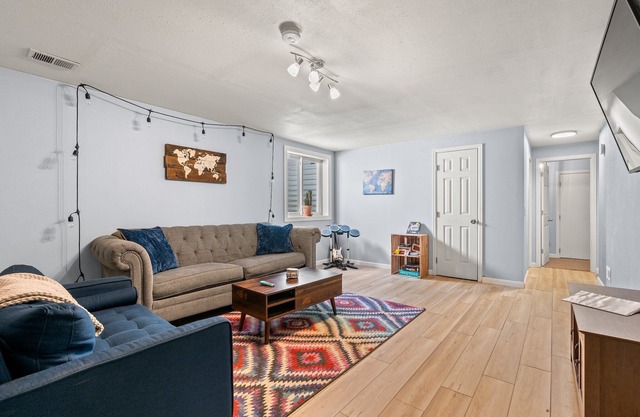 Cozy Basement Apt. w/ Full Kitchen+Xbox+W/D & Games