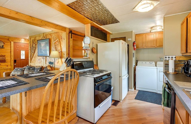 Cozy Bay City Abode w/ Deck & Fire Pit, Near Lakes