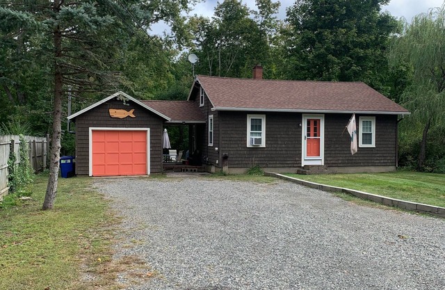 Cozy Beach Cottage in the heart of York - walk to the beach!