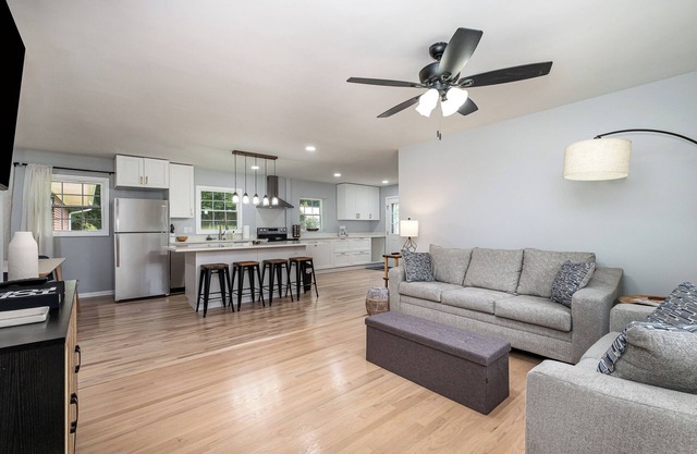 Cozy Belmont Retreat: Charming 3-Bedroom Haven!