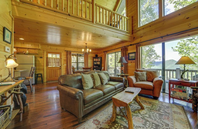 Bryson City Cabin w / Spa privado y vistas a la montaña!