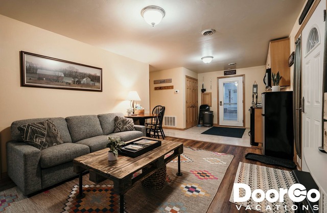 Cozy Cabin! Amazing Location in Fish Creek! Pool!