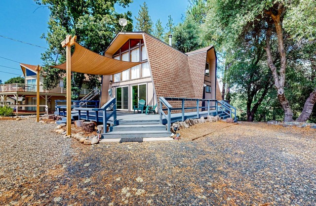 Cozy Cabin | Farmhouse-style cabin in Groveland with gambrel knotty pine ceiling