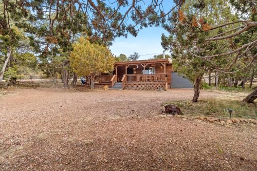 Cozy Cabin in Heber with a deck, fireplace and pet friendly