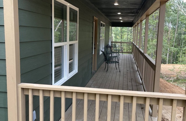 Cozy cabin in the woods. Close to boat ramp. Shared 5 bay boat storage