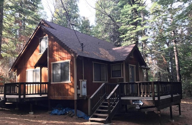 Acogedora cabaña a 40 km del esquí de Bear Valley con fácil acceso a tiendas / restaurantes