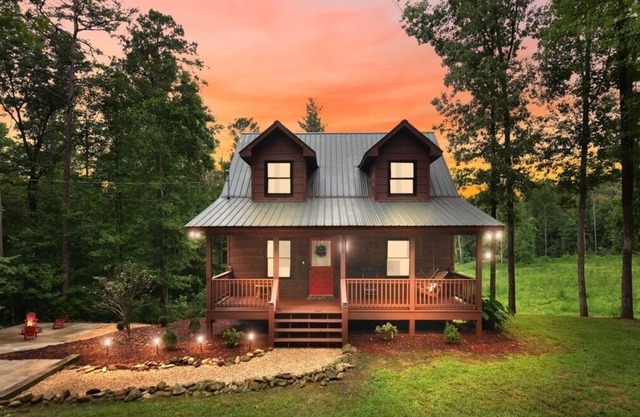 Cozy Cabin Nestled in the Midst of Wineries & Apple Houses w/Hot Tub & Fire Pit!