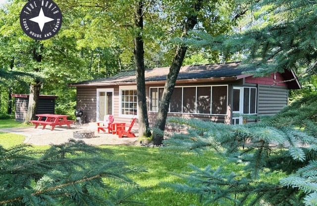 Cozy Cabin Nisswa with Outdoor Hot tub, Sauna and Tennis Court (Plus Extra House & Bunkhouse Avail)
