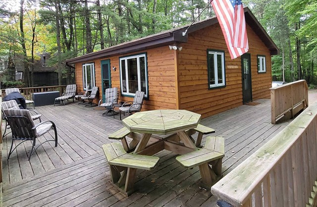 Cozy cabin on class A Musky Lake - Lake Big Sissabagama - Pet Friendly