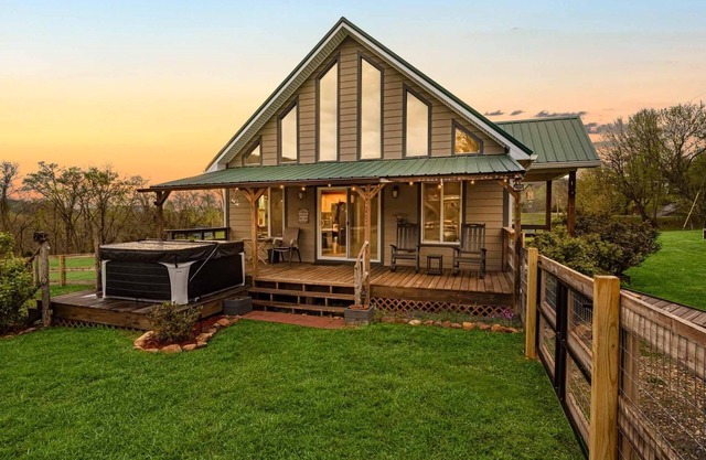 Cozy cabin retreat w/hot tub and fenced yard. Pet-Friendly!