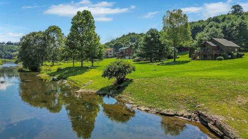 Cozy Cabin Right on the New River in Todd - Easy River Access - Fire Pit