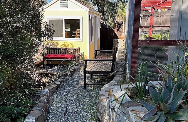 Cozy Cabin Under the Oaks, WiFi, Outdoor Fitness in Enchanting Topanga Dreaming