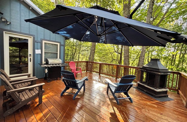 Cozy cabin with boosted Wi-Fi, half a mile from Beech Ski Resort