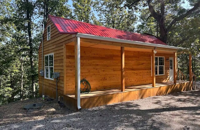 Cozy cabin with a beautiful view of the lake in East Bernstadt