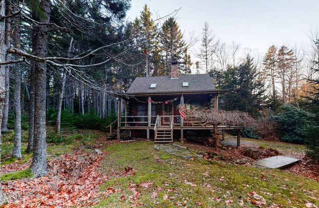 Cozy Cabin with WiFi, Full Kitchen, Gas Grill, and Loft - 300 Feet to Water