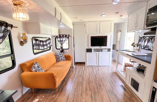 Cozy Camper in the Spartanburg Countryside with AC