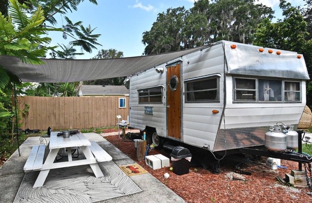 Cozy Camper Stay in Mount Dora – Walk to Downtown!