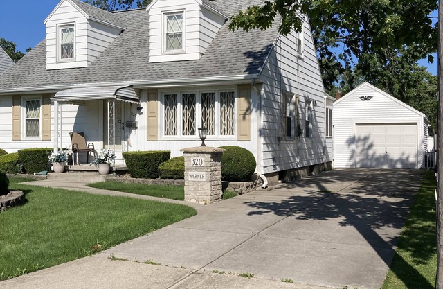Cozy Cape Cod house in beautiful Village of Lewiston, NY near the Niagara River