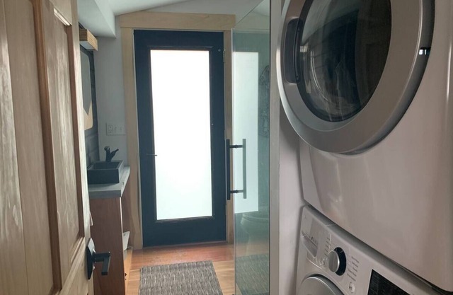 Cozy Carriage House with Rockland Harbor View