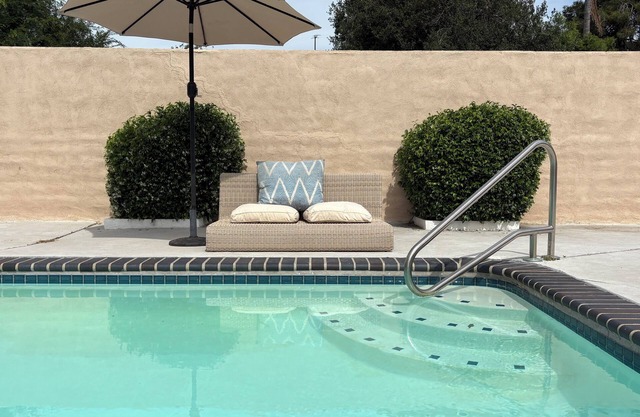 Private studio and pool in Laketree Estates, 5 min walk to Monserate Winery.