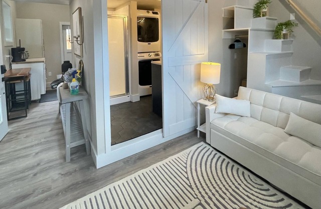 Cozy Castle for extended stay ~ pet friendly! laundry, kitchenette, private yard