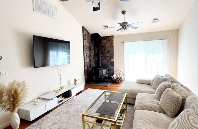 Cozy Retreat: Private 5-Acre Haven with AC close to Bethel Woods