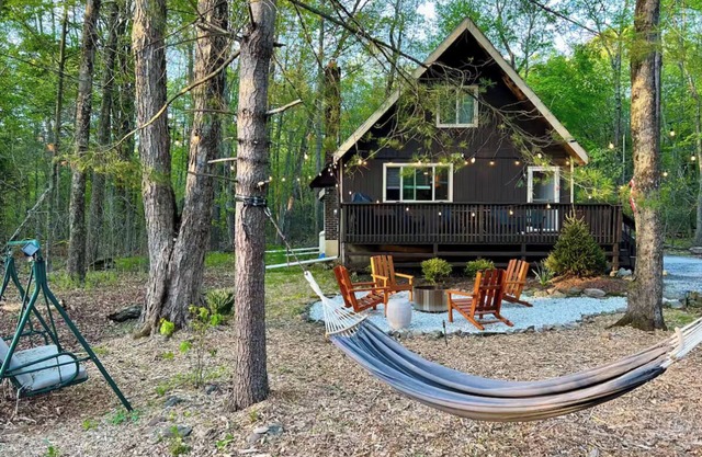 Cozy Chalet in Lake Community, Pocono Mountains, w/ Hot Tub