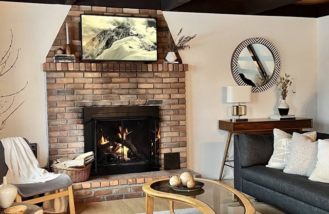 Cozy chalet wih hot tub -5 minutes from Windham Mountain